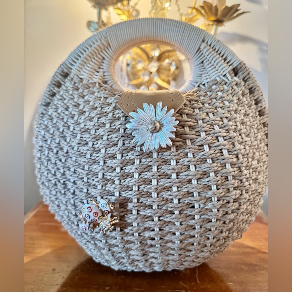 Elegant beige Woven straw bag with 🌼 daisy and bumble bee 🐝 broaches. - Picture 10 of 11